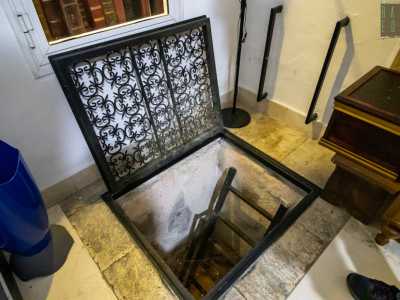Da qui accediamo infine alla sagrestia, dove con grande stupore viene sollevata davanti ai nostri occhi una botola che rivela un passaggio sotterraneo